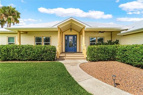 Single Family Residence in ALVA FL 21090 Captain Nelson CT 2.jpg