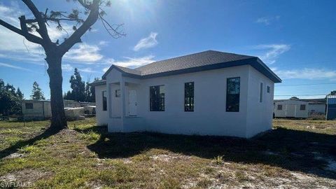 Single Family Residence in NORTH FORT MYERS FL 8190 Tolles DR.jpg