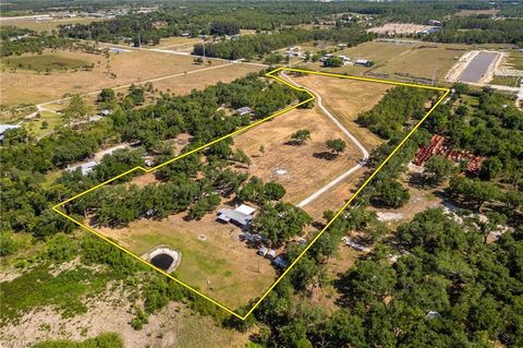 Single Family Residence in NORTH FORT MYERS FL 19221 Gwynn RD.jpg