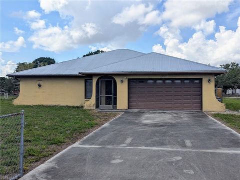 Single Family Residence in NORTH FORT MYERS FL 2990 Rustic LN.jpg