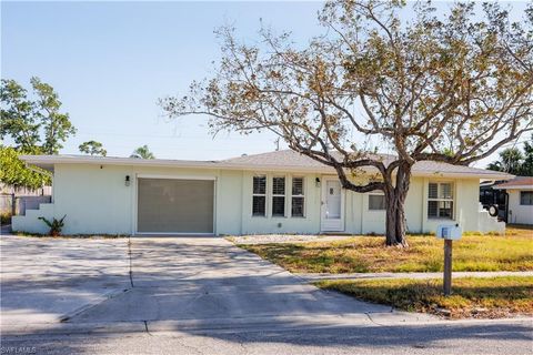 Single Family Residence in NORTH FORT MYERS FL 1744 W Bluewater.jpg