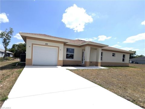 Townhouse in LEHIGH ACRES FL 1103 Harold AVE.jpg