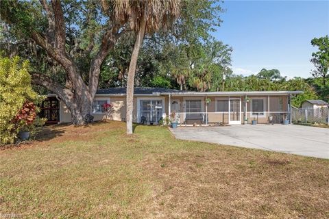 Single Family Residence in NORTH FORT MYERS FL 1119 Travis AVE.jpg