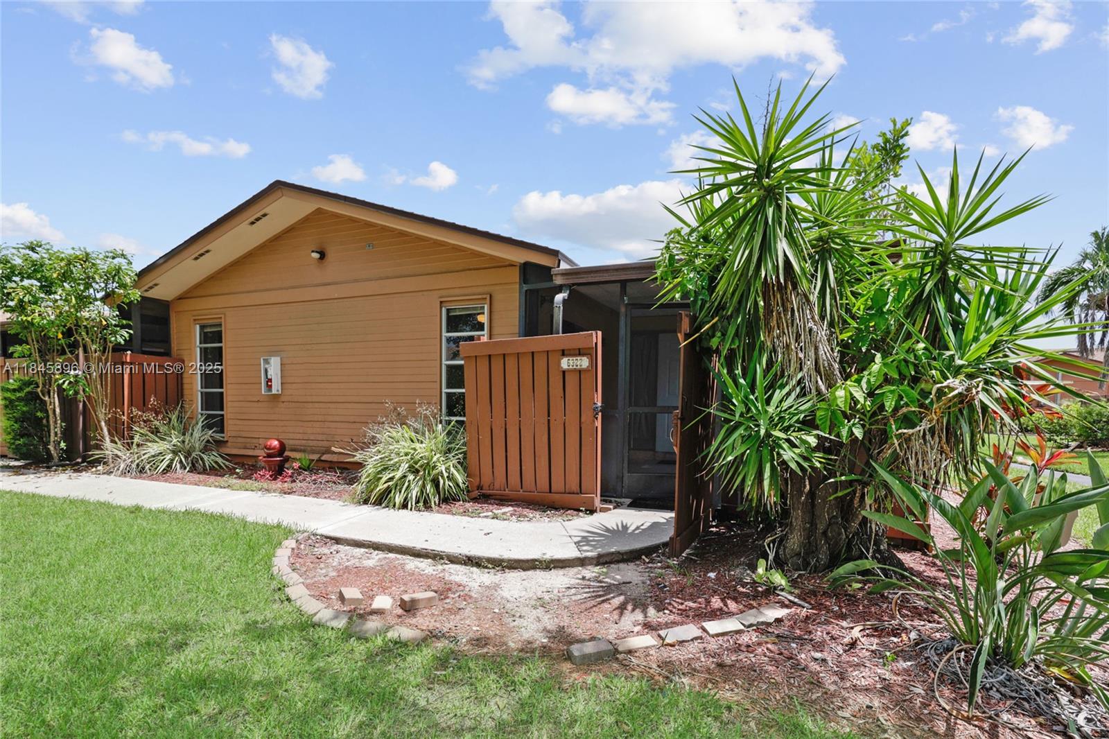 6322 Royal Woods Dr, Fort Myers, FL 33908 photo