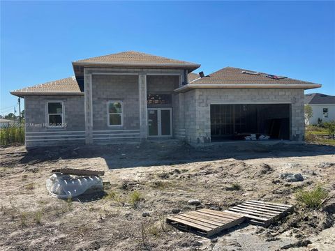 Single Family Residence in Lehigh Acres FL 422 Mercedes Ct.jpg