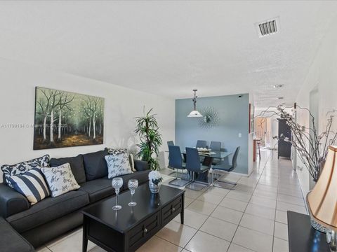 Condominium in Hialeah Gardens FL 8851 NW 119th St #3314-3.jpg