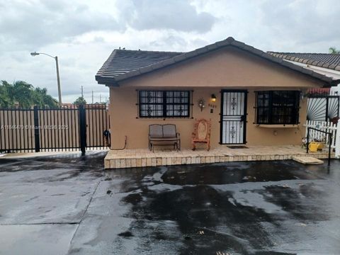 Single Family Residence in Hialeah Gardens FL 8889 NW 115th St.jpg