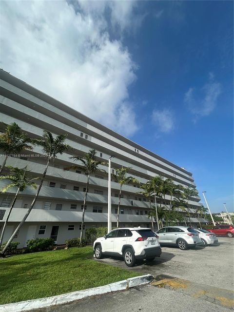 Condominium in Miami FL 1750 NE 191st #618-3.jpg