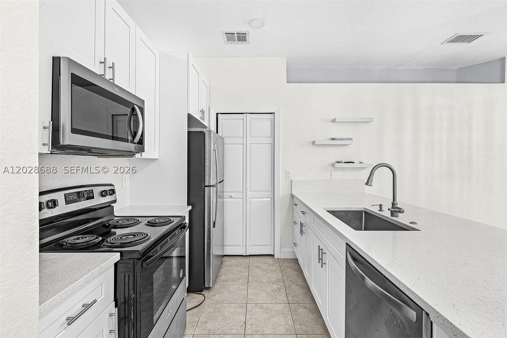 7542 Bristol Cir, Naples, FL 34120 photo