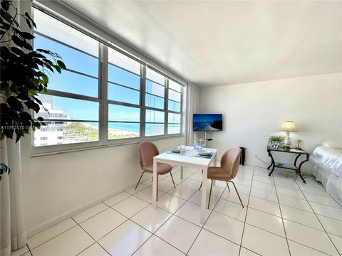 Condominium in Miami Beach FL 100 Lincoln Rd.jpg
