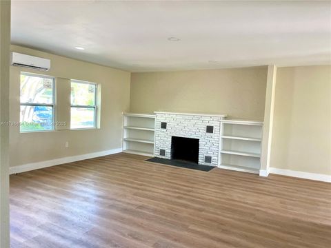 Single Family Residence in Fort Myers FL 1300 Waite Dr.jpg