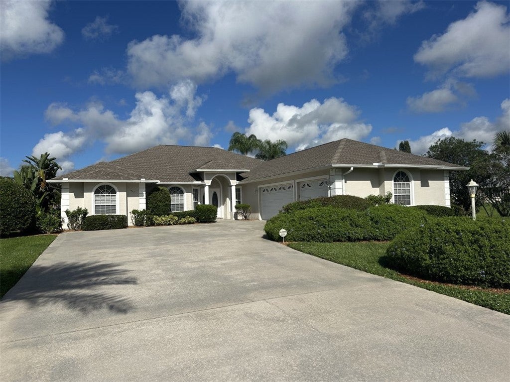 1562 Eagles Cir, Sebastian, FL 32958 photo