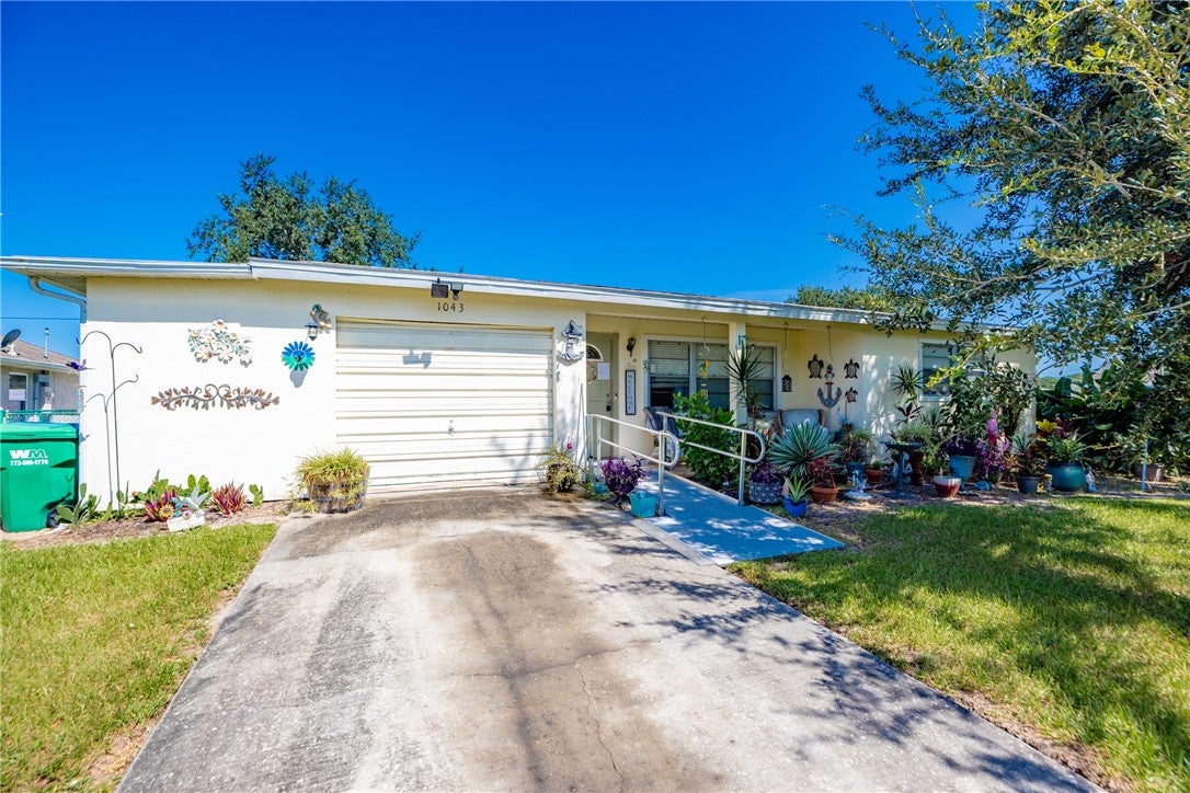 1043 Rose Arbor Dr, Sebastian, FL 32958