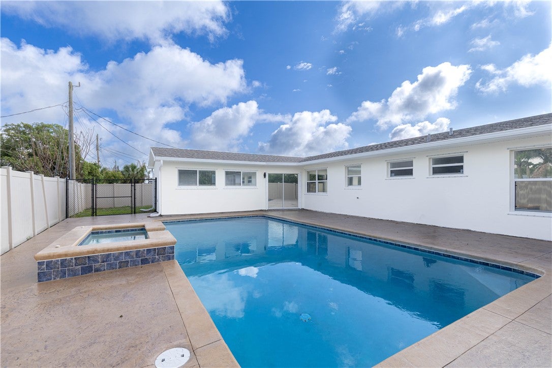 882 Gilbert St, Sebastian, FL 32958 photo
