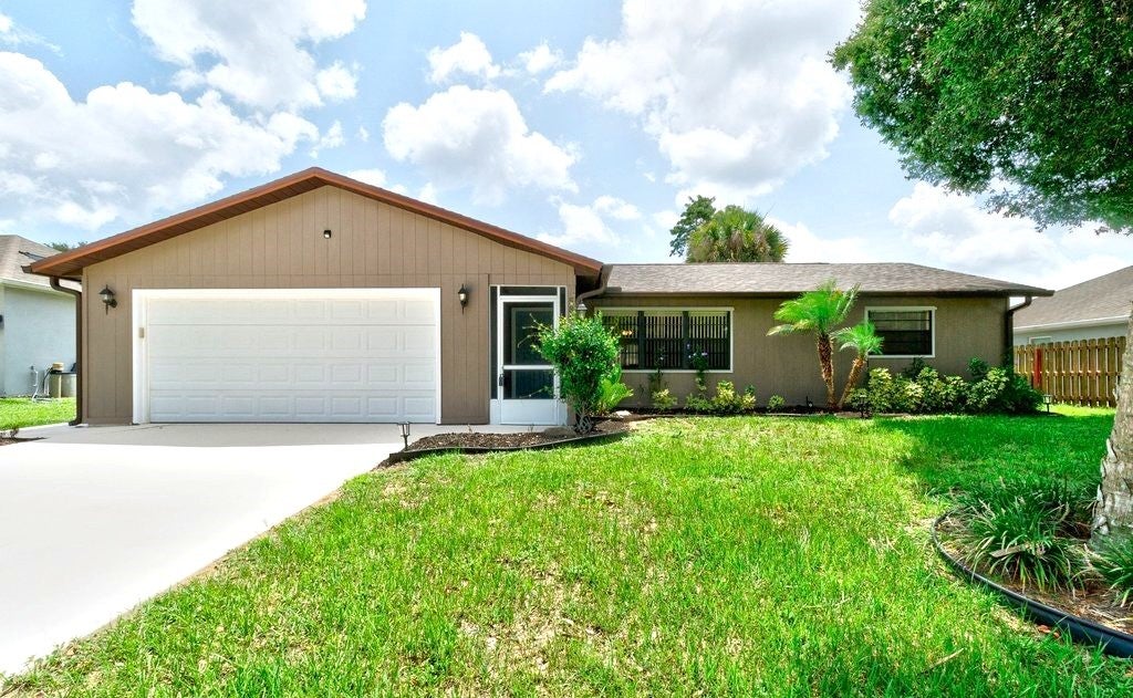 585 Ray St, Sebastian, FL 32958 photo