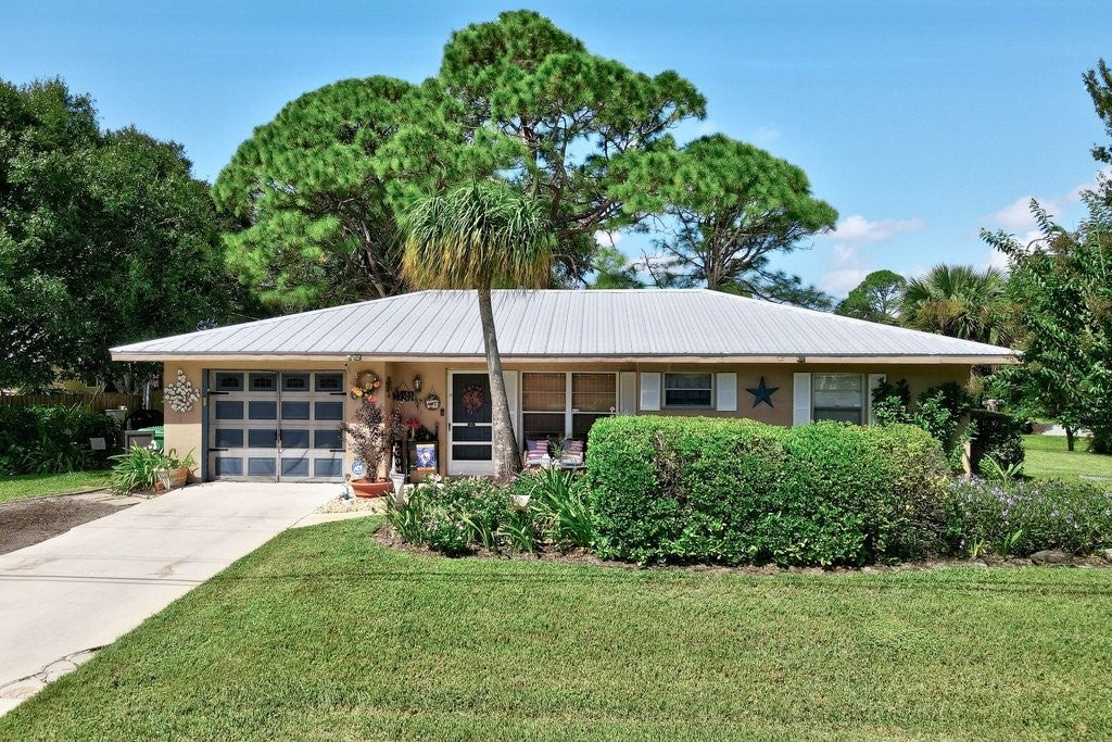 692 Barber St, Sebastian, FL 32958