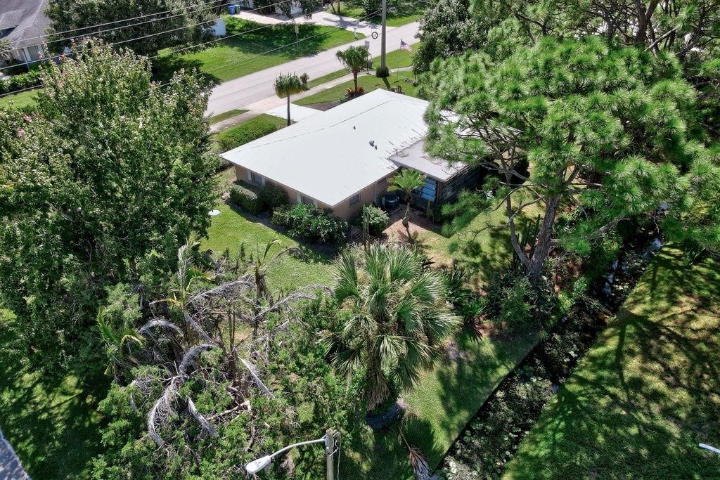 692 Barber St, Sebastian, FL 32958 photo