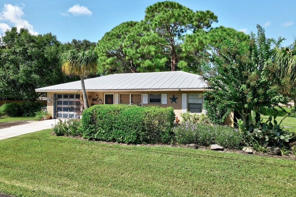 692 Barber St, Sebastian, FL 32958 photo