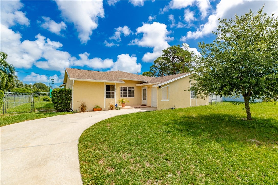 124 Englar Dr, Sebastian, FL 32958