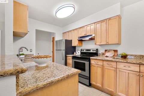 Condominium in Oakland CA 66 Fairmount Ave.jpg