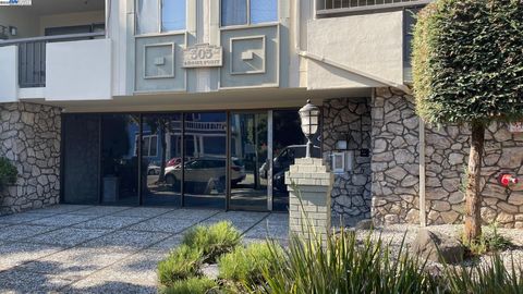 Condominium in Oakland CA 303 Adams St.jpg