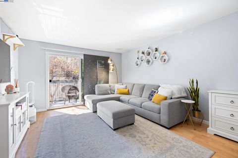 Condominium in Oakland CA 150 Pearl St.jpg