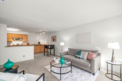 Condominium in Oakland CA 66 Fairmount Ave.jpg