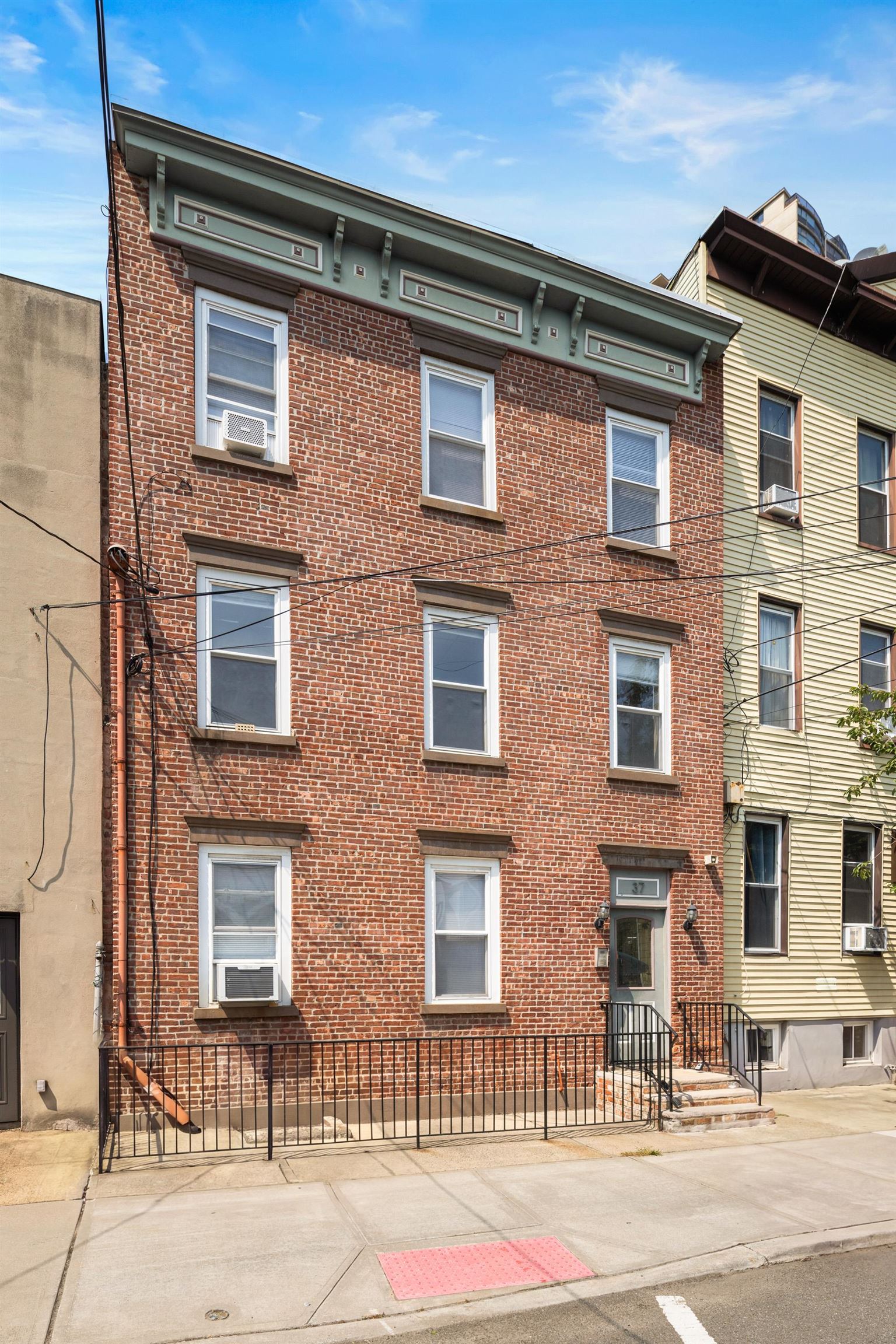 37 19th St, Weehawken, NJ 07086