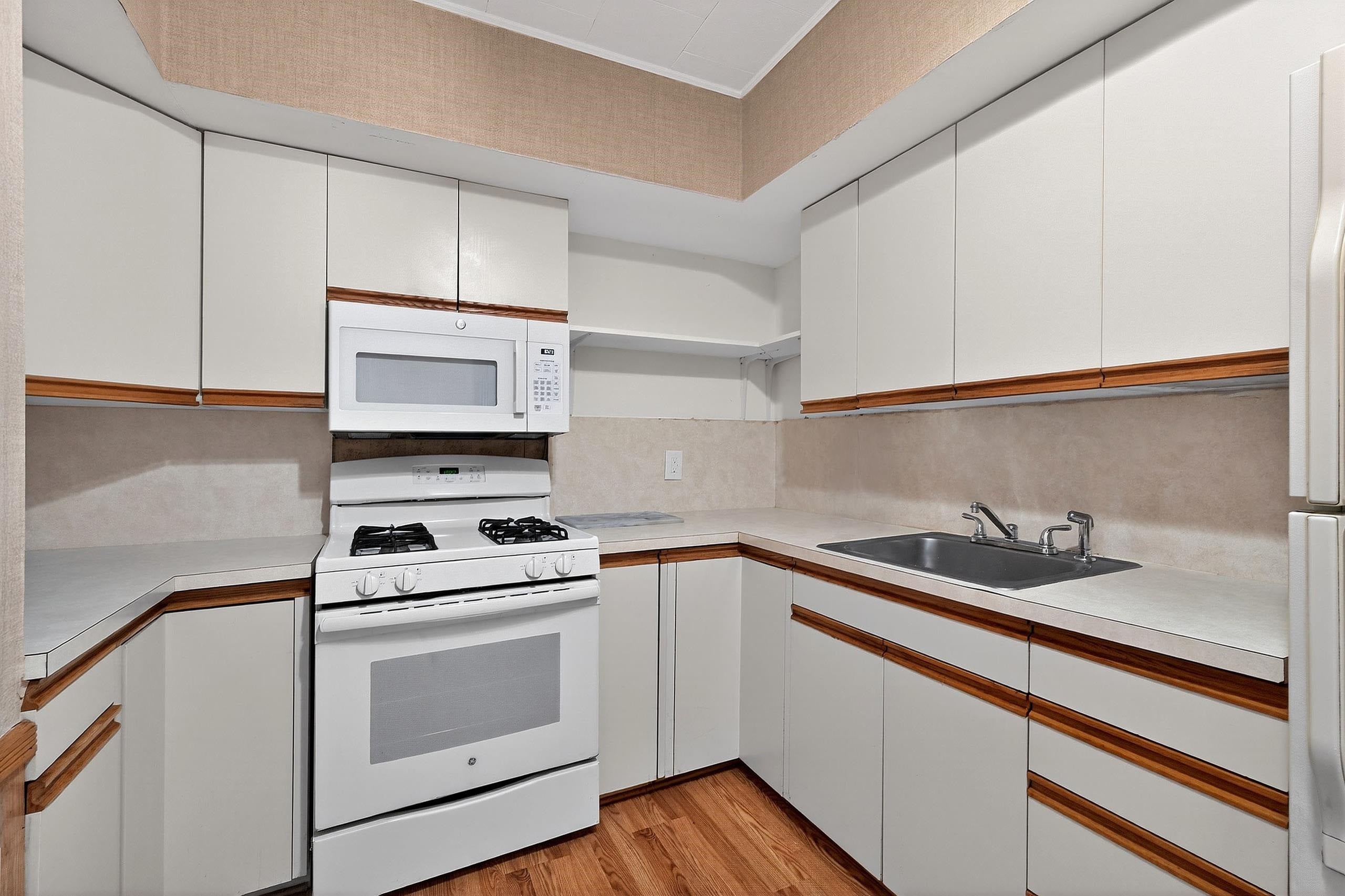 38 W 43rd St, Bayonne, NJ 07002 photo