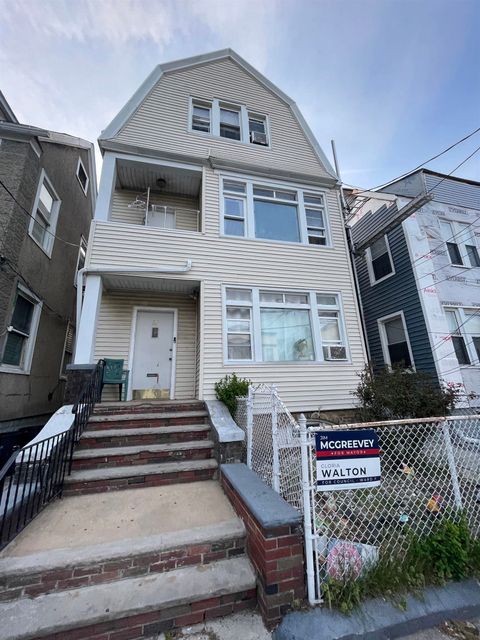 Triplex in Jersey City, Bergen-Lafayett NJ 33 Clerk St.jpg