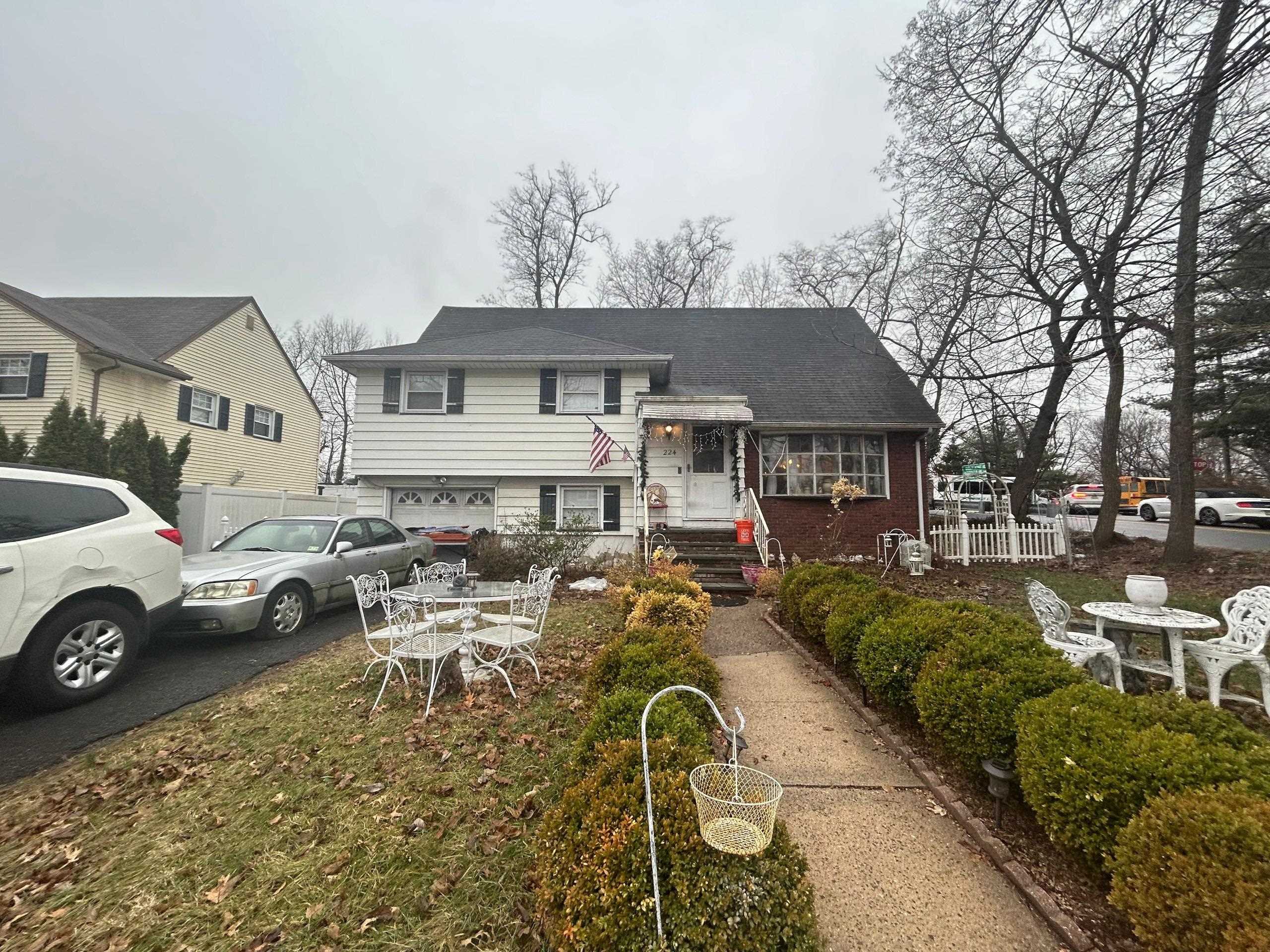 224 Kings Ct, Teaneck, NJ 07666