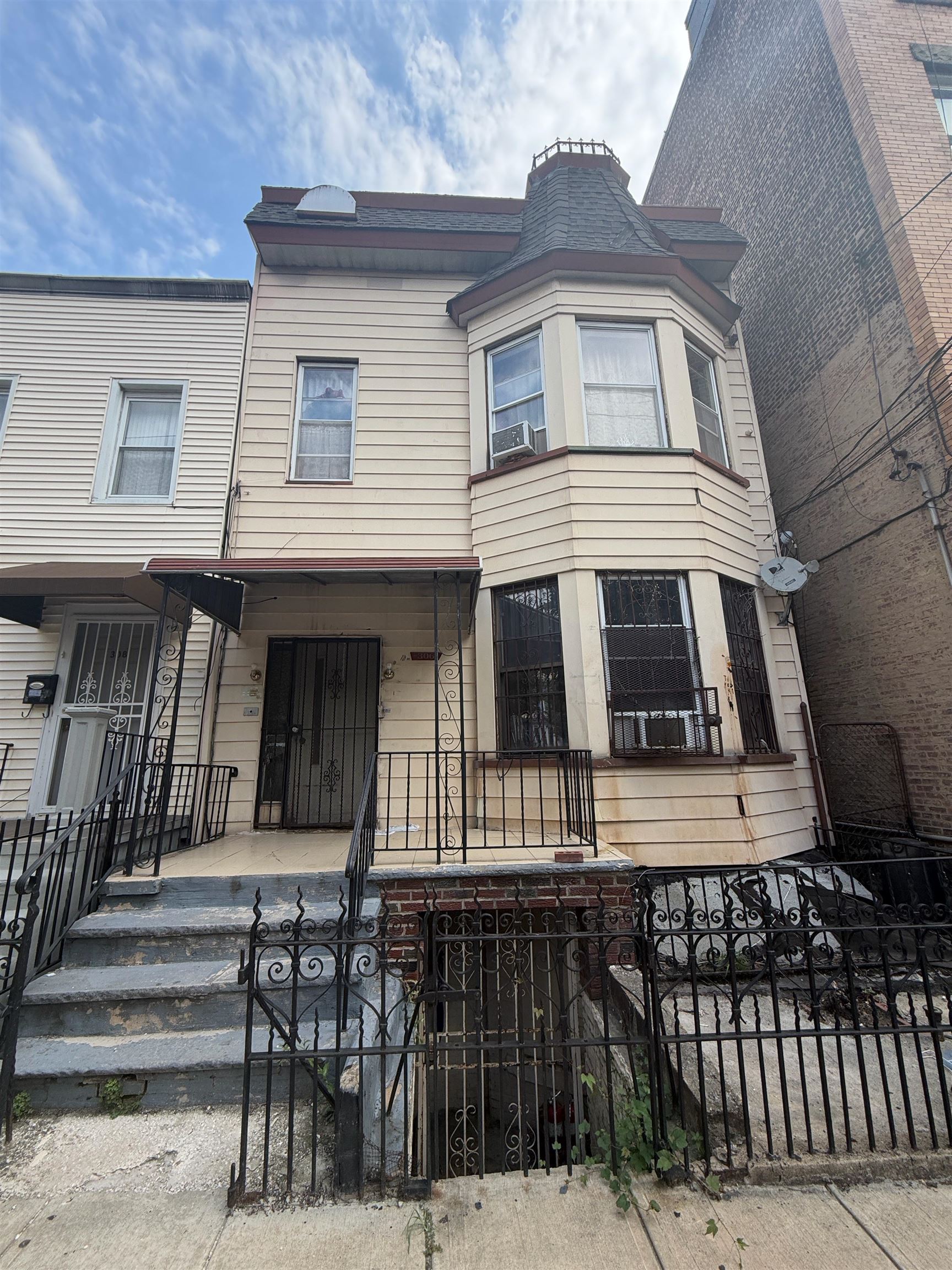 306 43rd St, Union City, NJ 07087