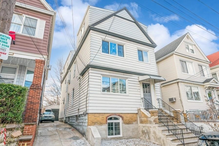 158 8th St, Bayonne, NJ 07002
