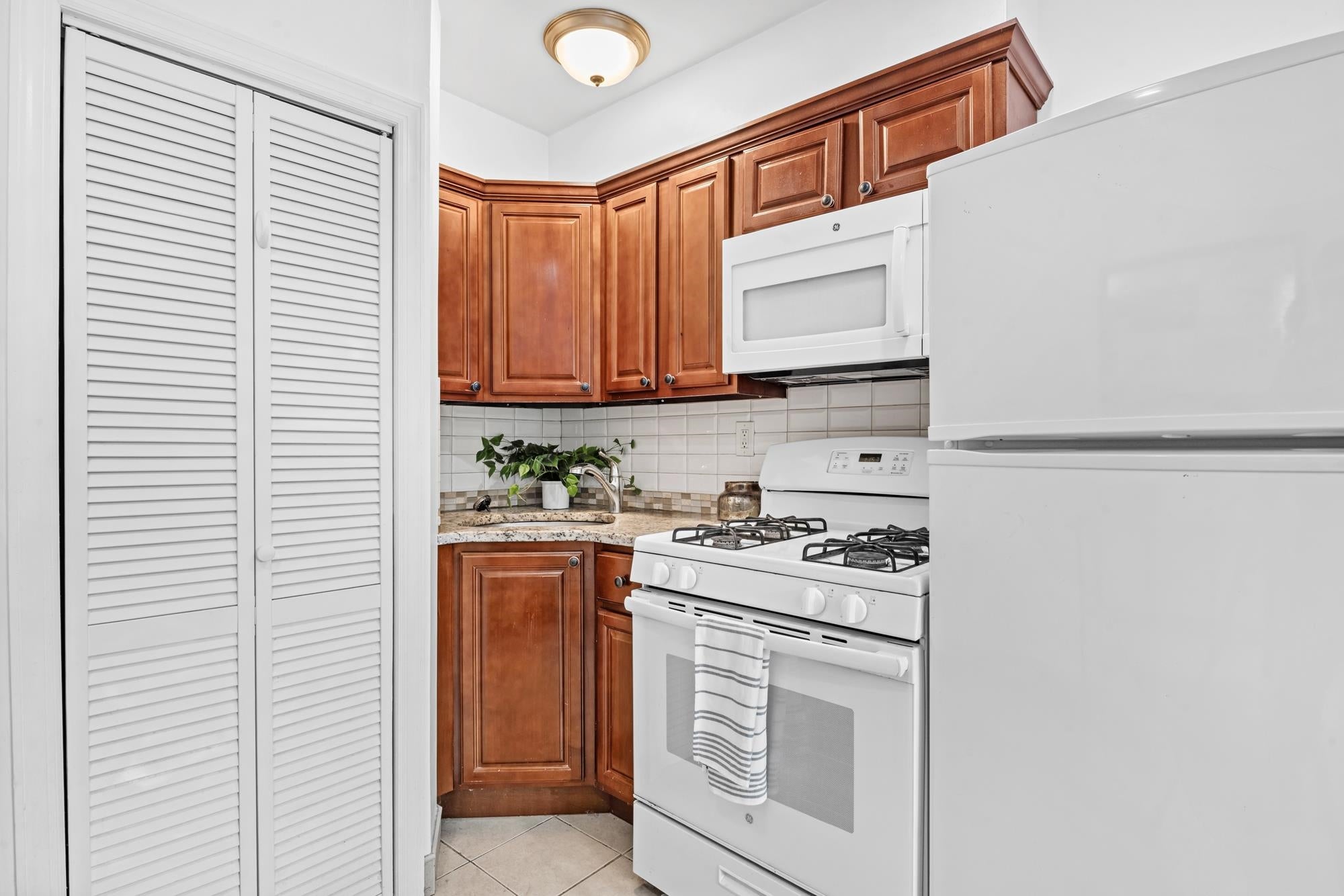 354 Paterson Plank Rd, Jersey City, NJ 07307 photo