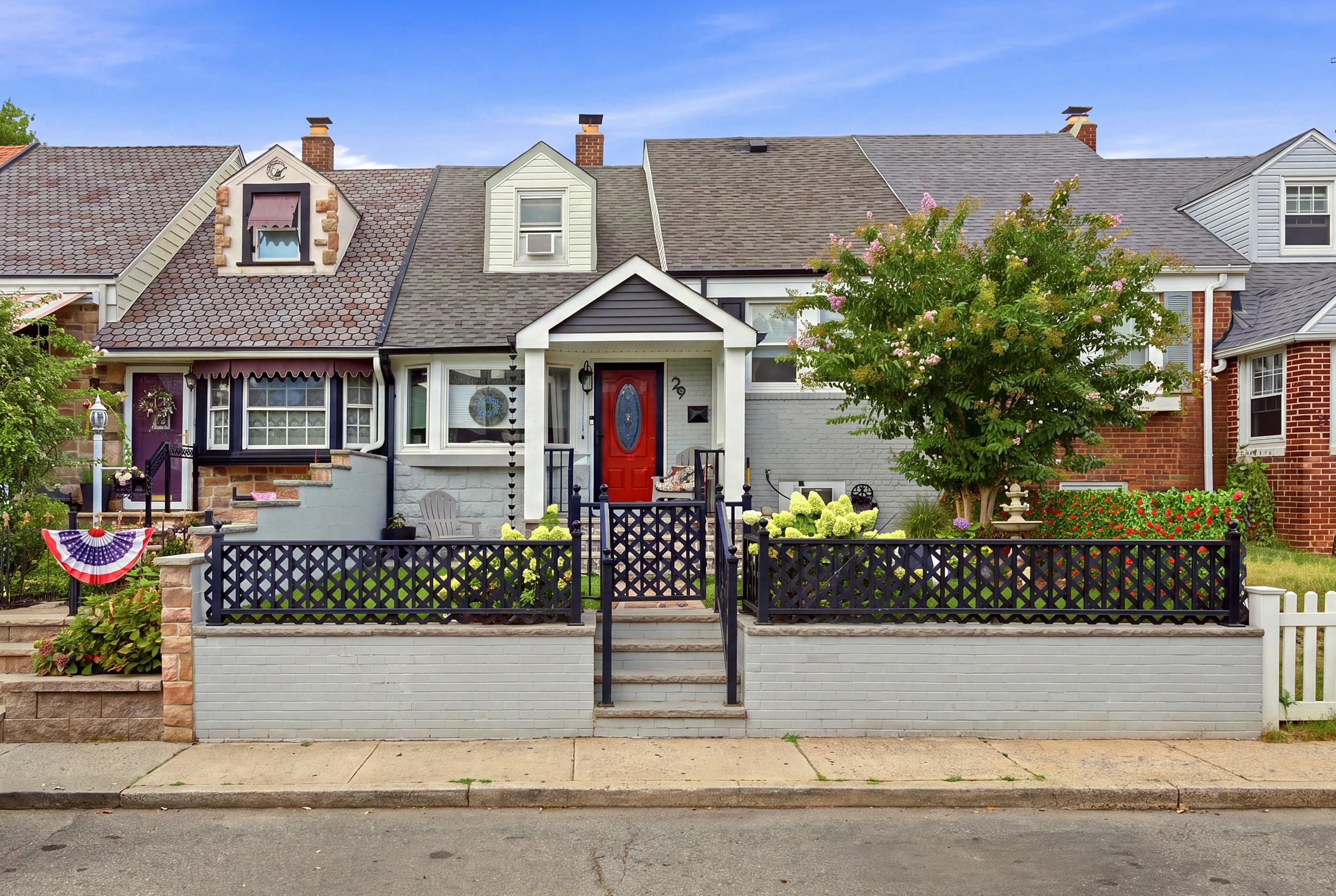 29 Parkside Ln, Bayonne, NJ 07002