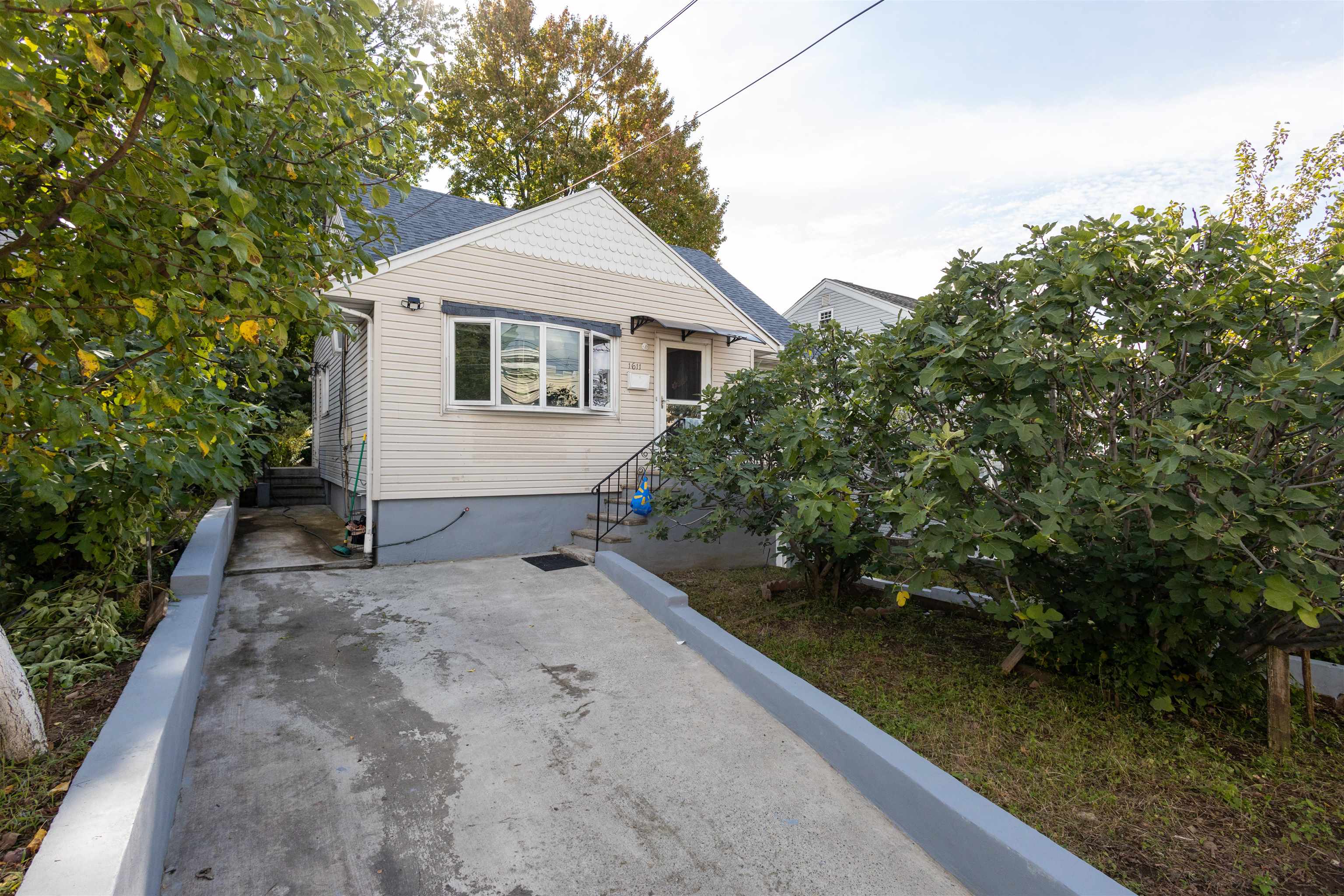 1611 86th St, North Bergen, NJ 07047
