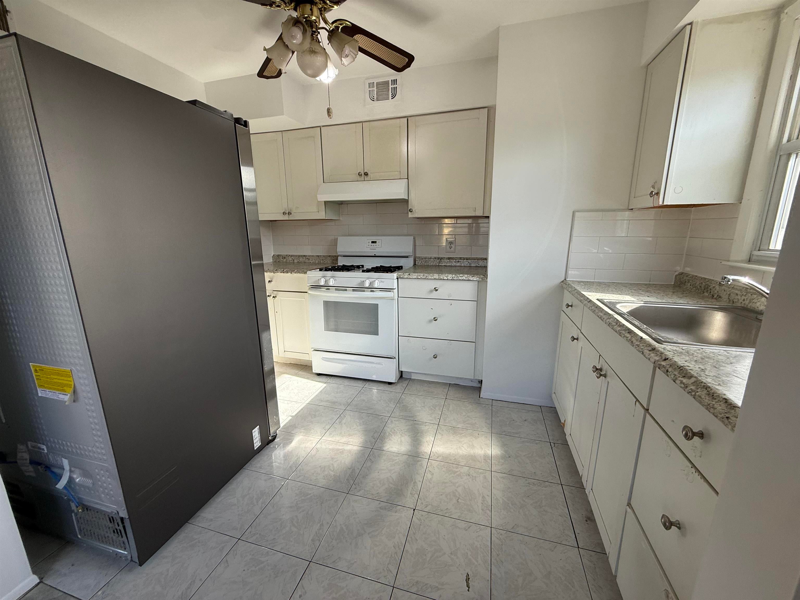 214 Avenue F, Bayonne, NJ 07002 photo