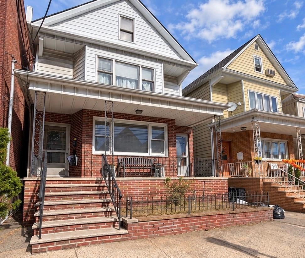 33 29th St, Bayonne, NJ 07002