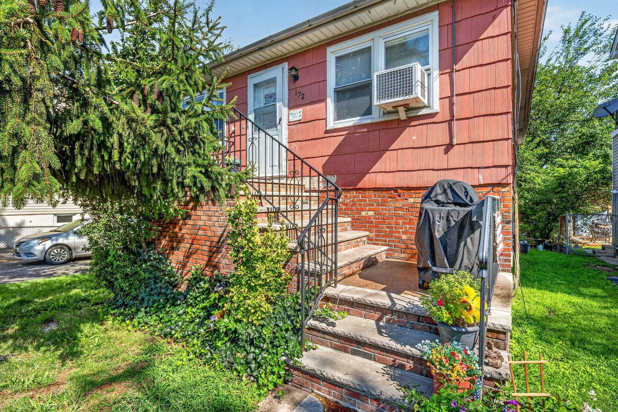 176 Meadow Ln, Secaucus, NJ 07094