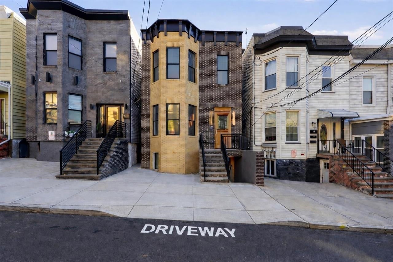 821 18th St, Union City, NJ 07087