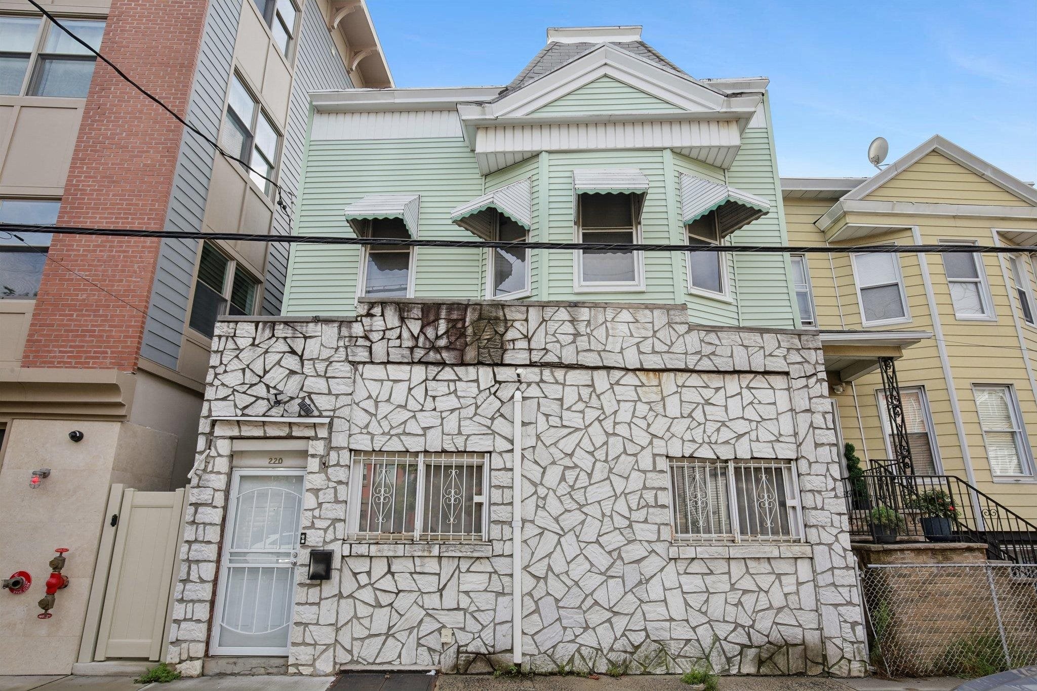 220 Garfield Ave, Jersey City, NJ 07305