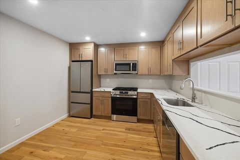 Condominium in Jersey City, West Bergen NJ 86 Cottonwood St 11.jpg