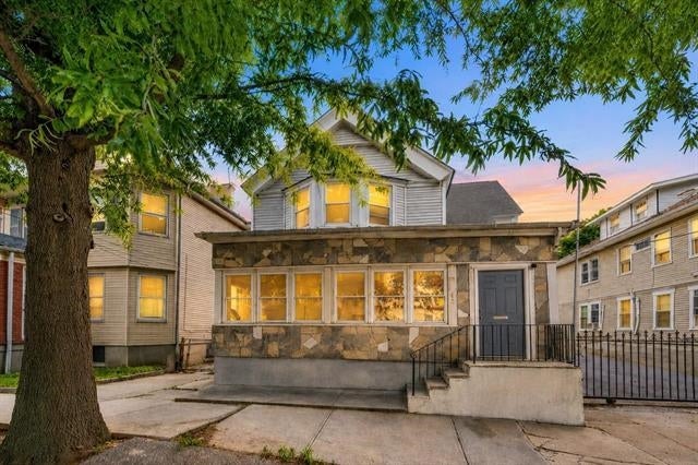 196 6th St, Newark, NJ 07103