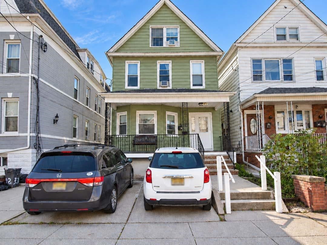 34 26th St, Bayonne, NJ 07002