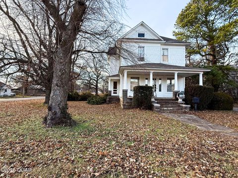 Single Family Residence in Columbus KS 221 High School Avenue.jpg