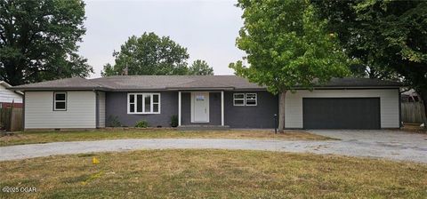 Single Family Residence in Pittsburg KS 307 Free King Highway.jpg