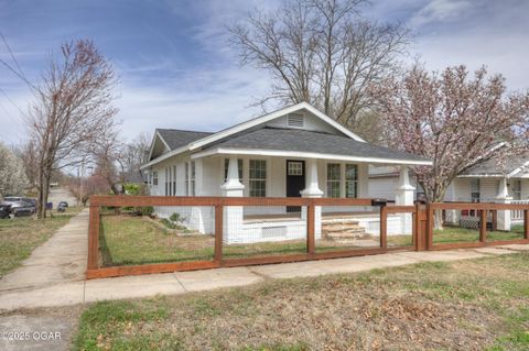 Single Family Residence in Baxter Springs KS 502 E 18th Street.jpg