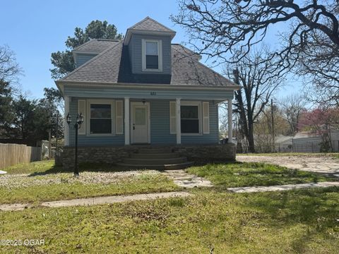 Single Family Residence in Baxter Springs KS 635 E 14th Street.jpg