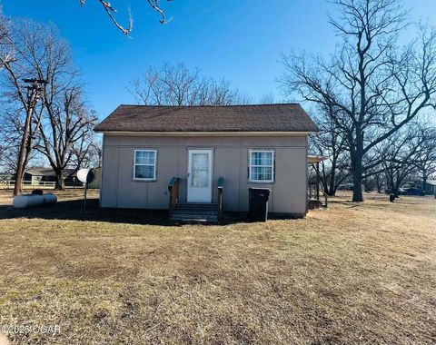Single Family Residence in Chetopa KS 1383 Railroad Street.jpg