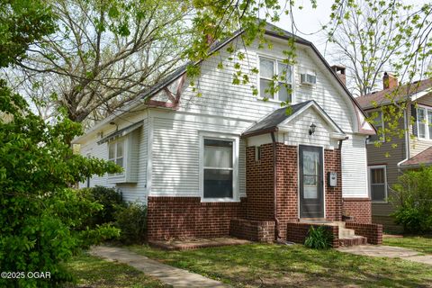 Single Family Residence in Parsons KS 1221 Morgan Avenue.jpg